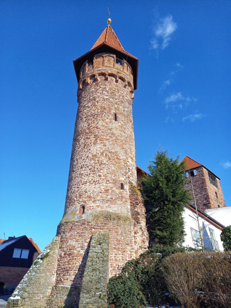 Der Hexenturm mit spitzem Dach